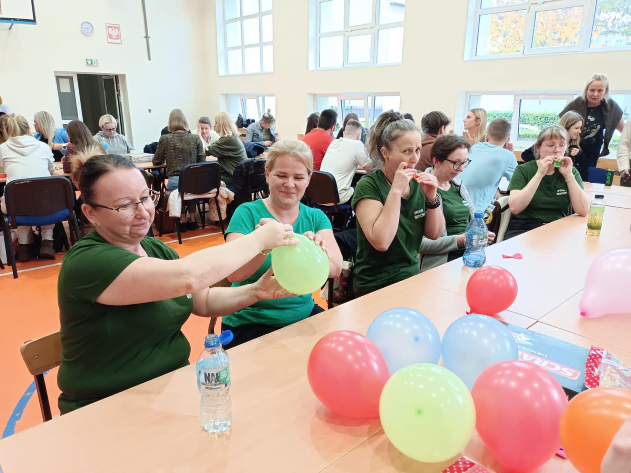 Wspólne zabawy przy stole z balonami.