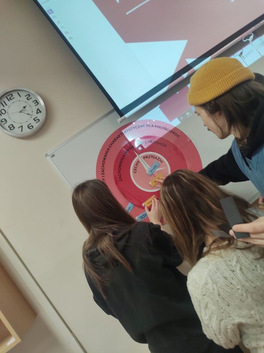 Uczniowie pracujący w grupach przy tablicy.