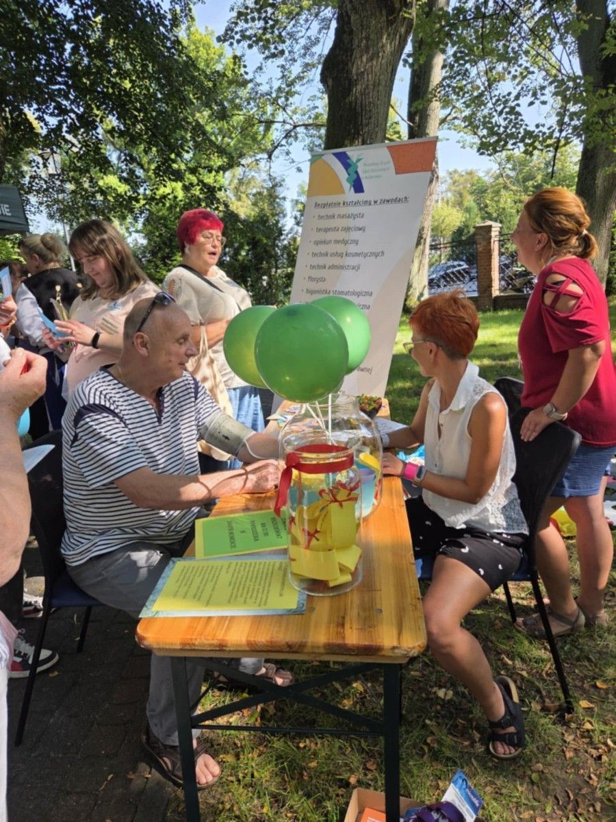 Wspólne zabawy przy stole z balonami.