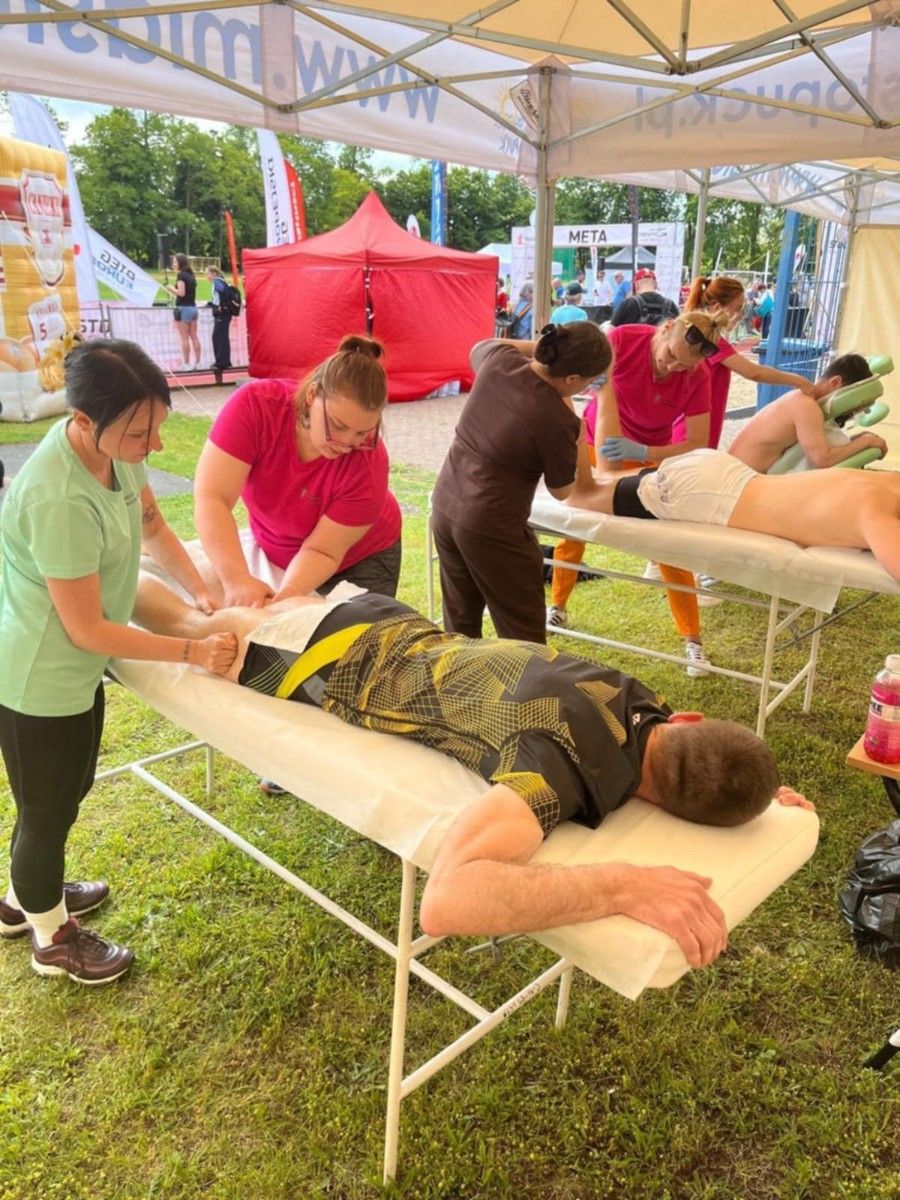 Widok na stoły do masażu z zawodnikami podczas regeneracji.