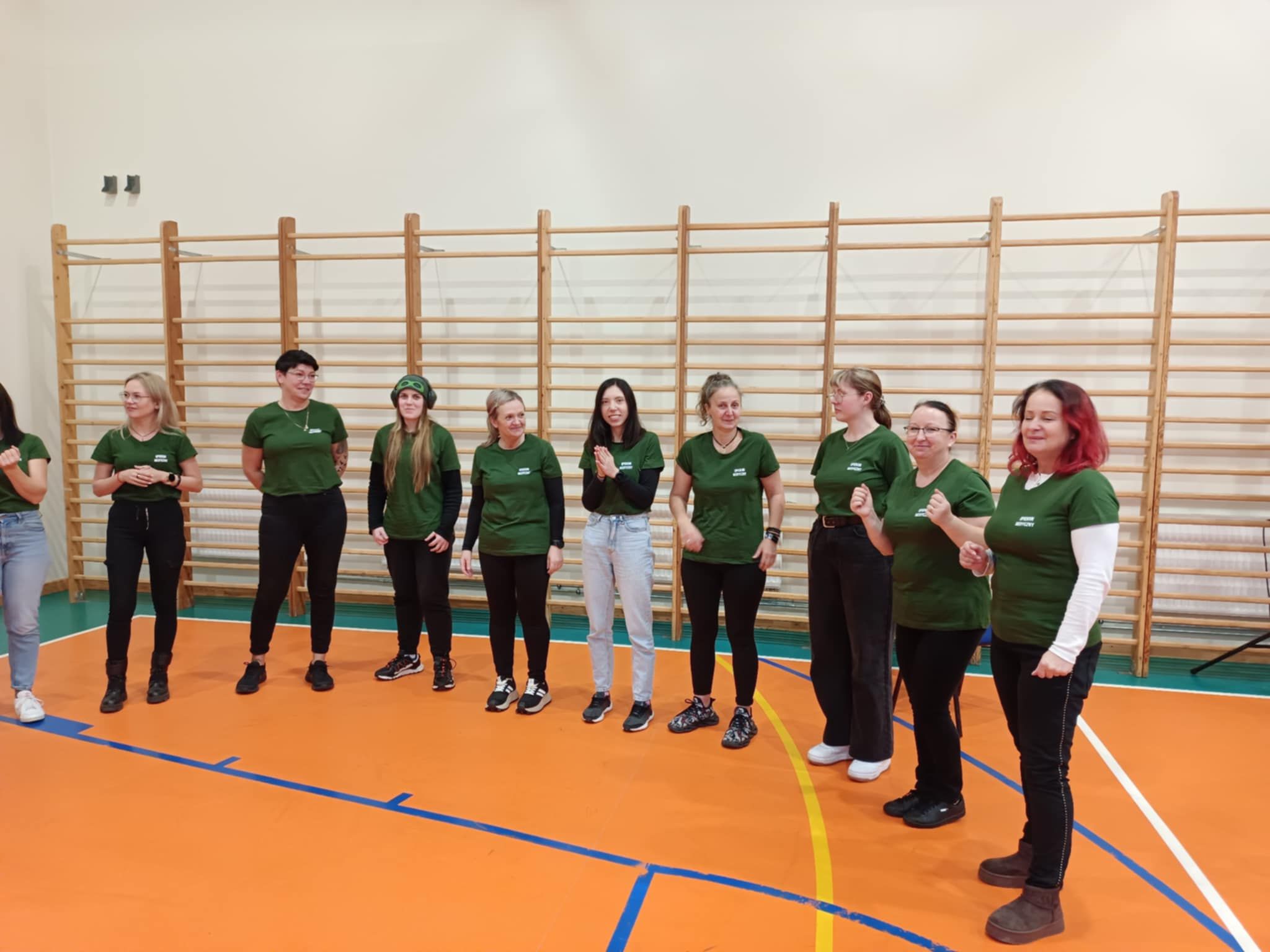 Zdjęcie grupowe na hali sportowej.