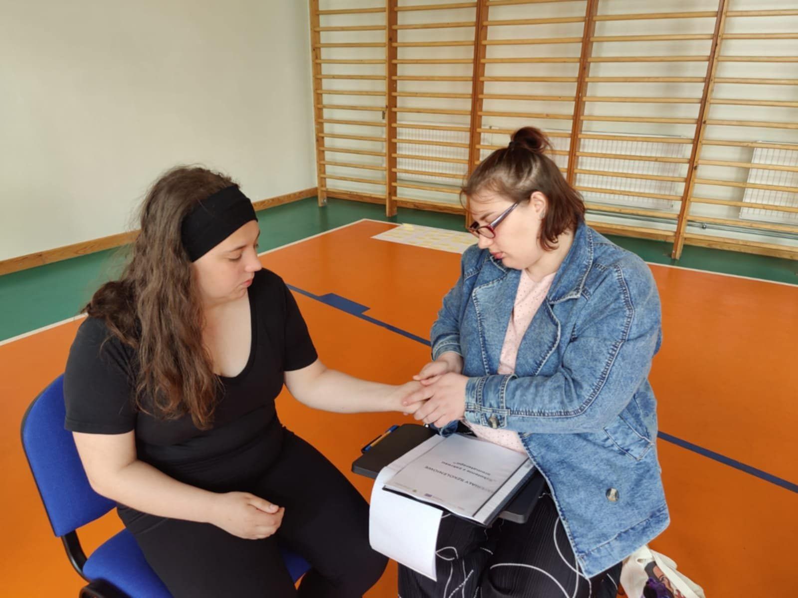 Wykonywanie zadań szkoleniowych przez dwie uczestniczki.