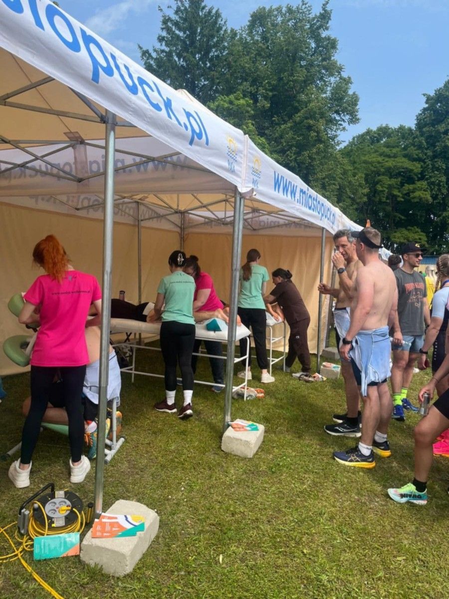 Widok na stoły z wykonywanym masażem uczestników.