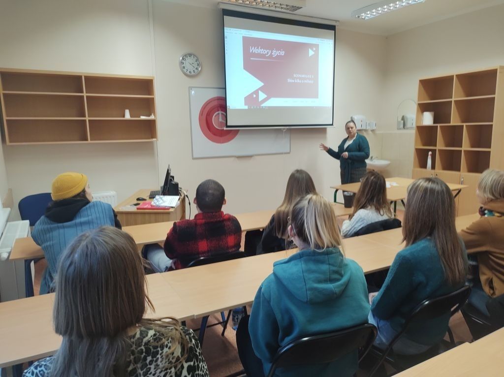 Uczniowie oglądający prezentację multimedialną.