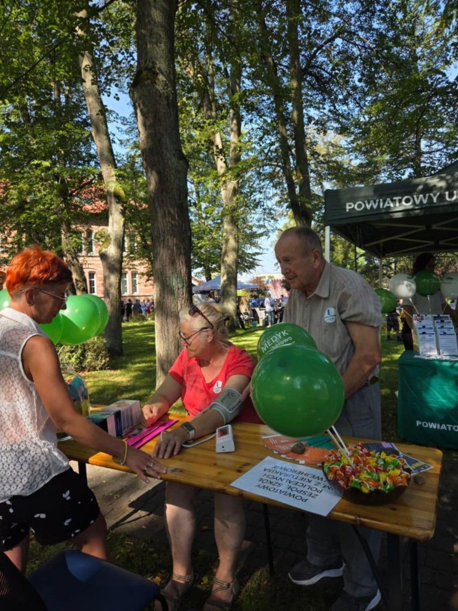 Zdjęcie namiotu z uczestnikami dnia otwartego PCPR