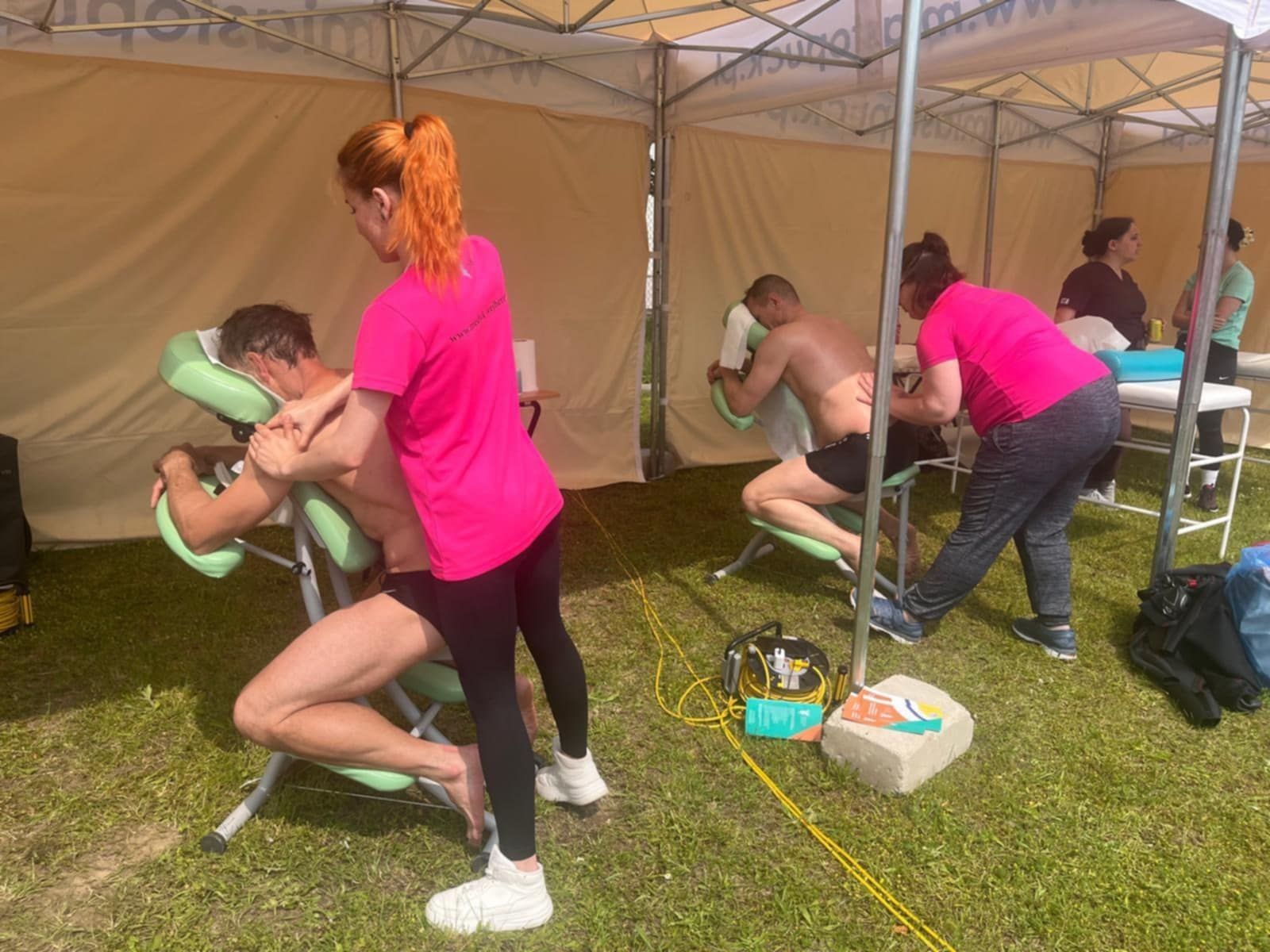 Uczennice wykonująca masarz ramion na specjalnym krześle.