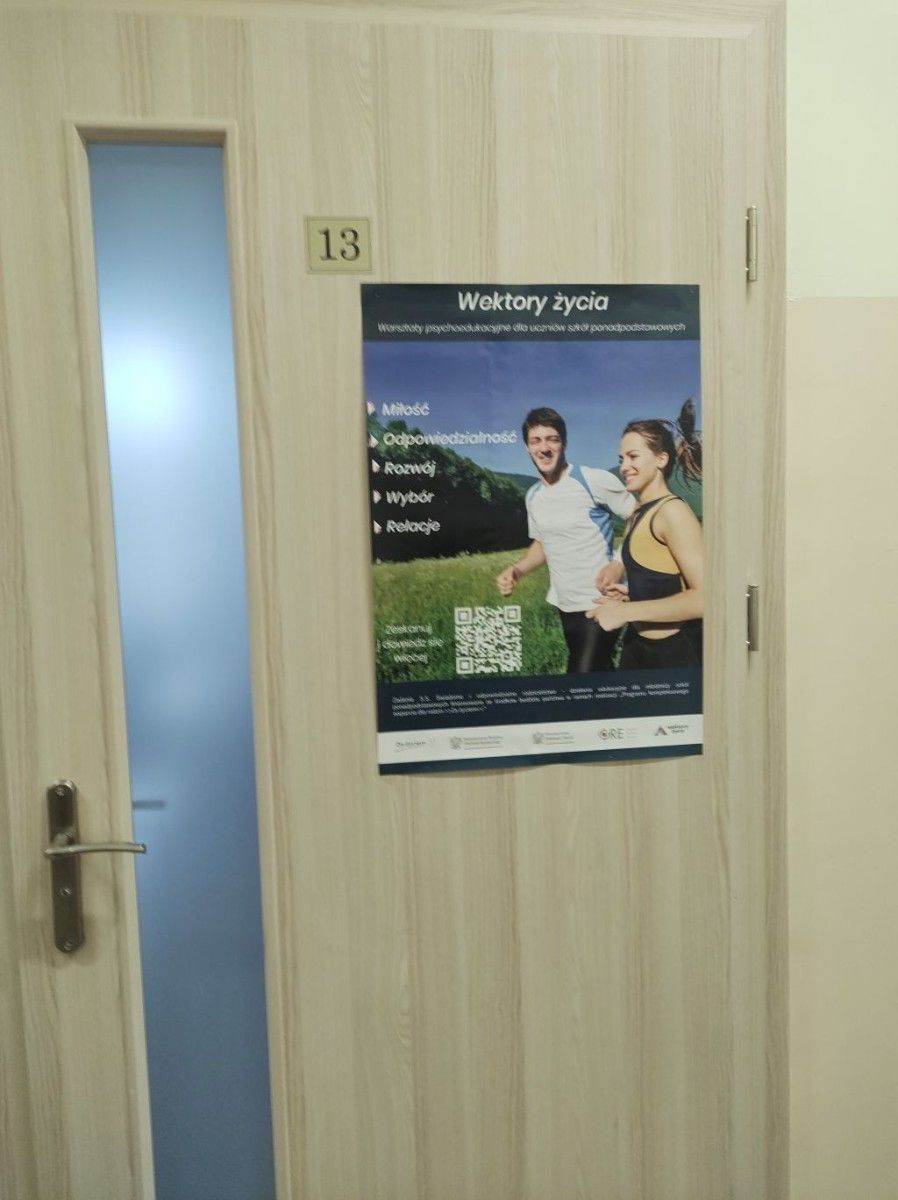 Zdjęcie plakatu na dziwach o projekcie.