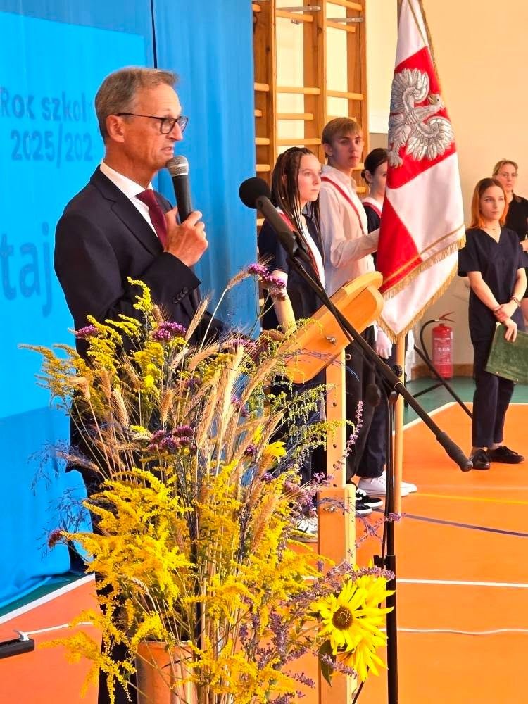 Zdjęcie dyrektora podczas przemowy i otwarcia nowego roku szkolnego.
