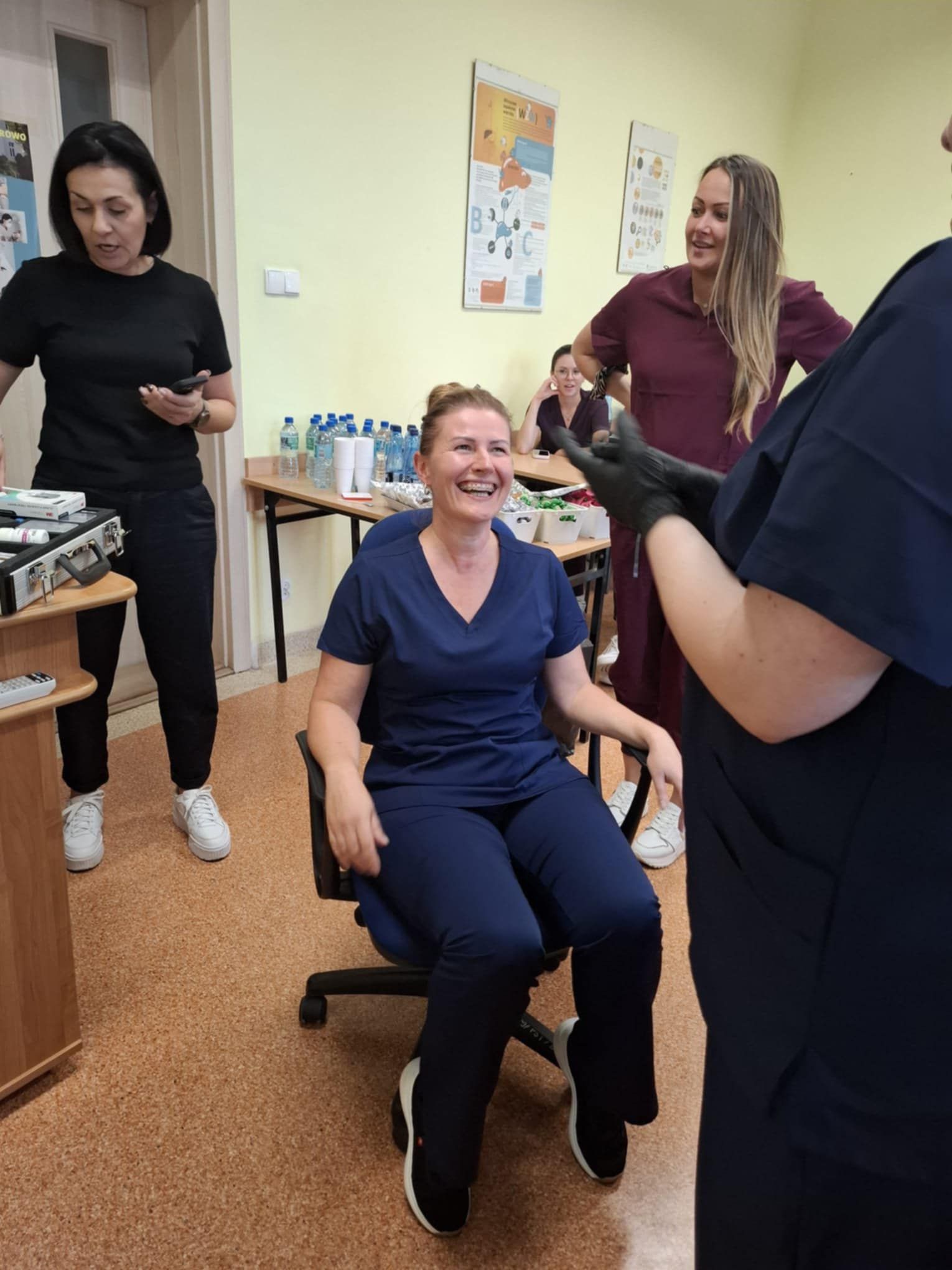 Zdjęcie słuchaczki siedzącej na fotelu przed ćwiczeniami z stomatologii..