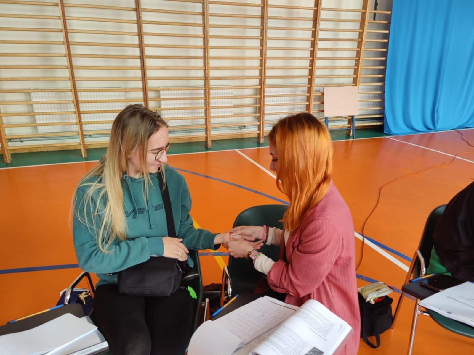 Wykonywanie zadań szkoleniowych przez dwie uczestniczki.